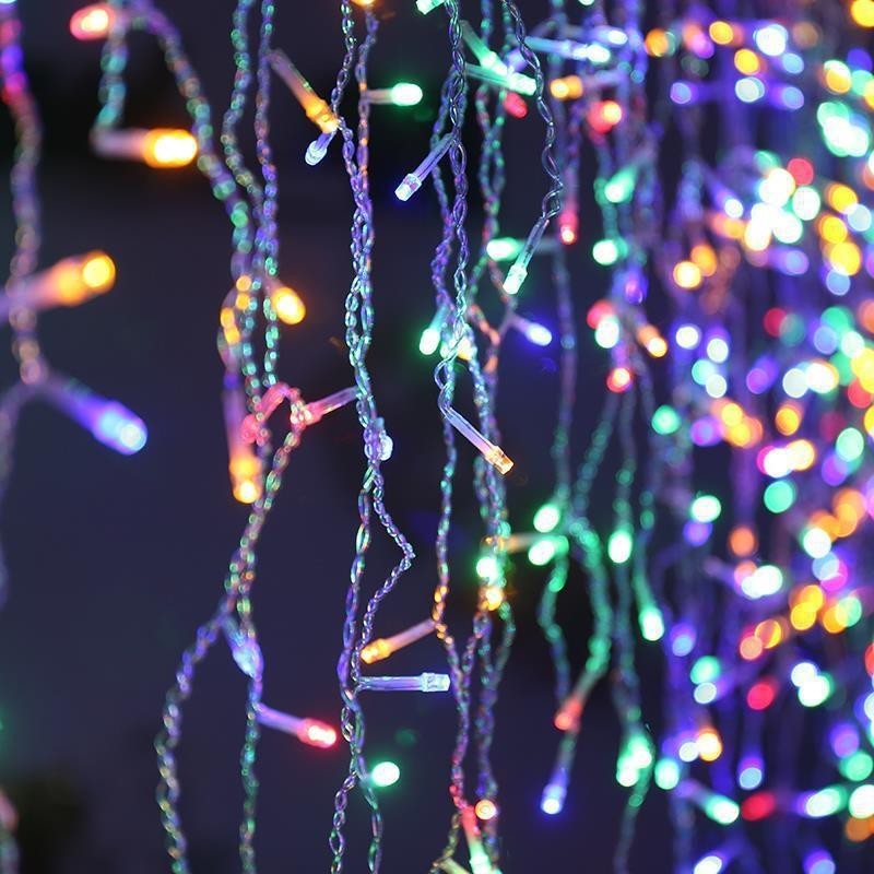 Instalație Crăciun Flippy® turturi montată pe balcon, efect festiv multicolor nocturn