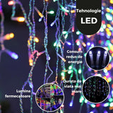Instalație turturi Flippy® 143 LED-uri, vedere laterală, fir alb discret pe fațadă