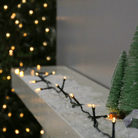 Instalatie de Craciun liniara Yoto, 24 m, din care 1 m cablu priza 220V, 300 LED, 8 jocuri de lumini, controler, fir negru, alb cald - vivimall.ro