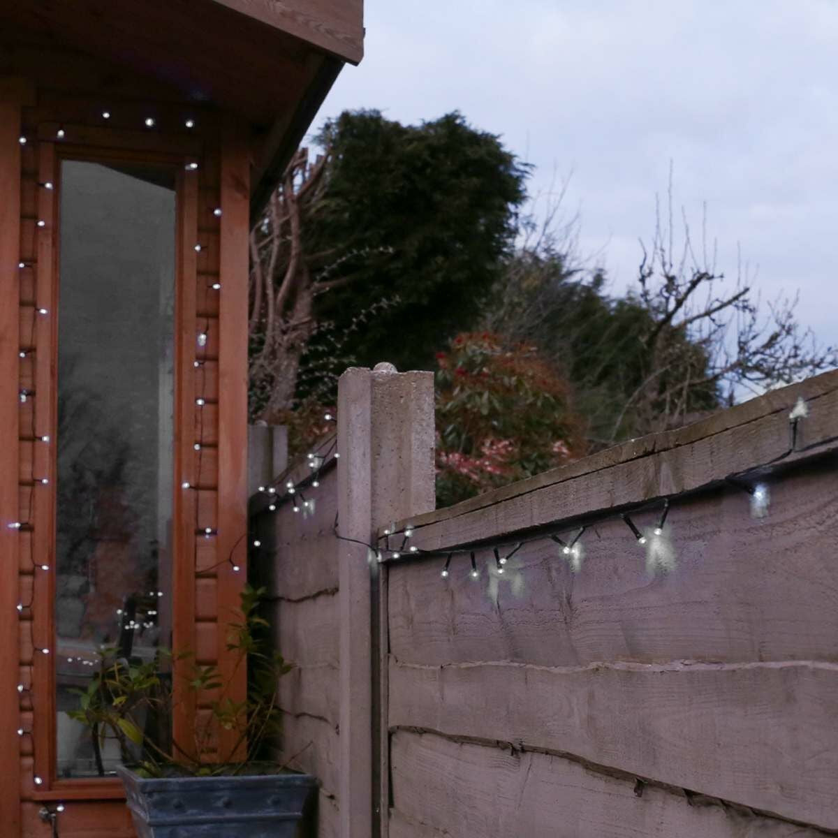 Instalatie de Craciun Liniara Yoto, 50 m, 1 m Prelungitor 220V, 498 LED, 8 Jocuri de Lumini, Controler, Fir Negru, Utilizare Interior/Exterior, Protectie anti-inghet, Fir Cupru, Alb Rece - vivimall.ro