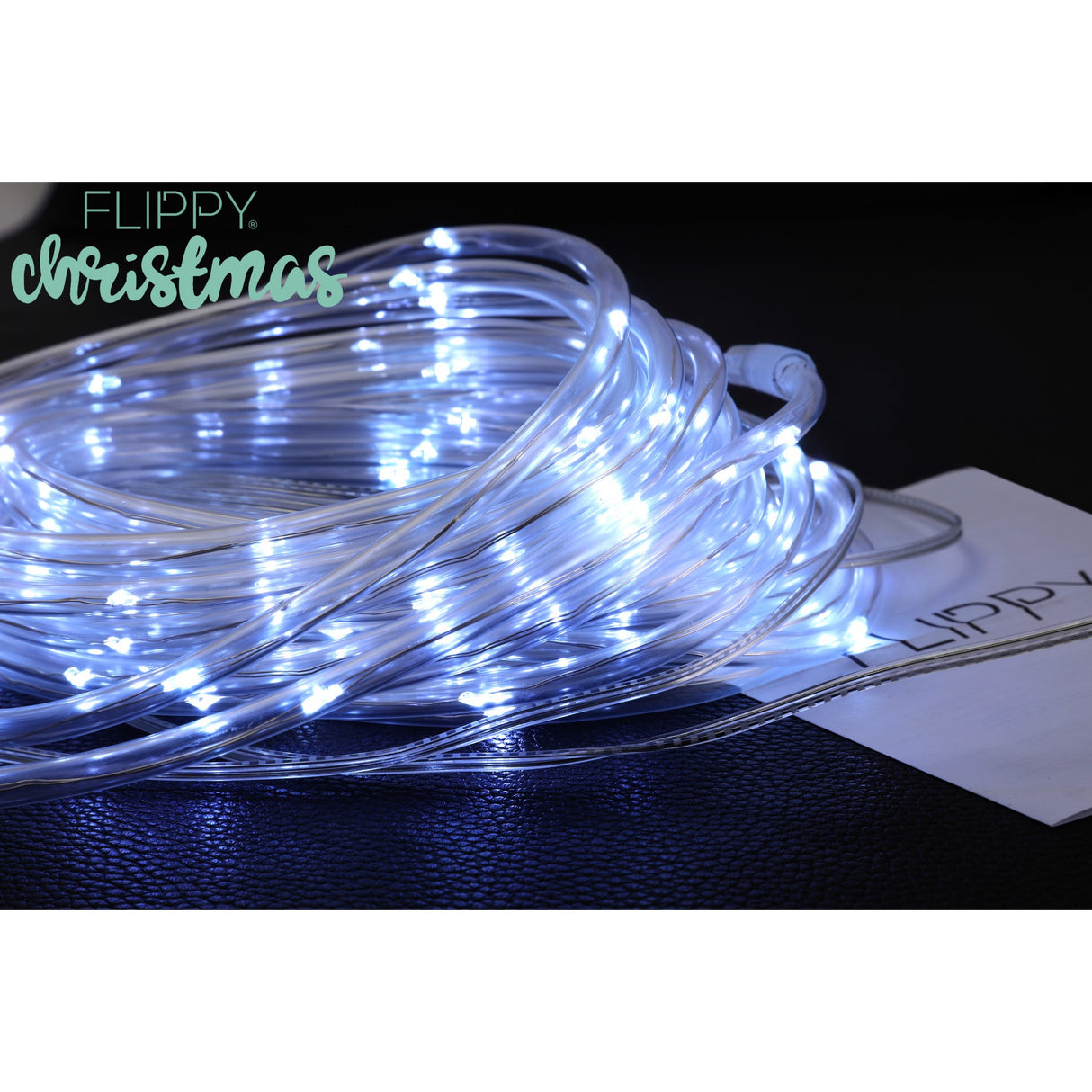 Karácsonyi fényinstalláció típusa: Fénytömlő, 300 LED, 32 méter hosszú, 8 program, 2 méteres hosszabbító kábel, rézhuzal, napelemes töltés, hideg