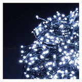 Perdea franjurată iluminată alb rece, franjuri intercalați 30–70 cm, detaliu aproape