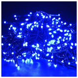 Instalație turturi albastru aprinsă pe fatada casei noaptea, efect luminos decorativ Crăciun