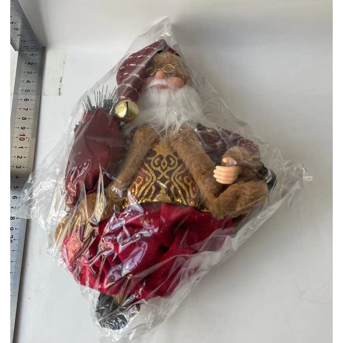 Figurina Decorativa Craciun, Vivimall, Mos Craciun Asezat cu Sac si Felinar, 35 x 18 x 20 cm, Material Plastic+Textil, Interior/Exterior, Rosu/Auriu - vivimall.ro