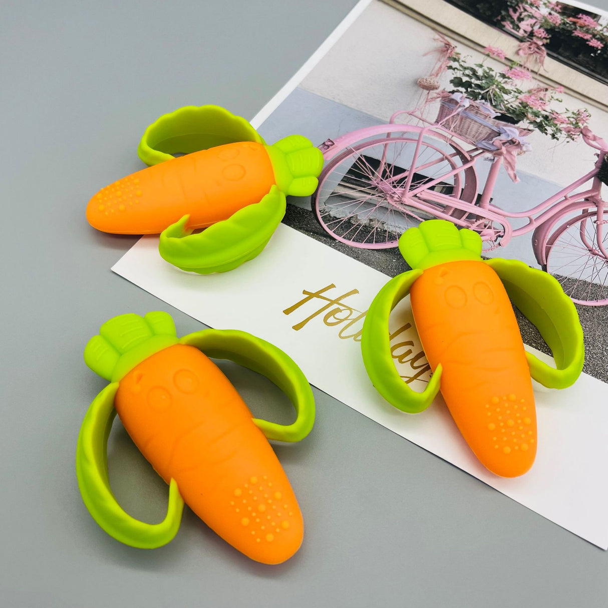 Jucarie dentitie bebelusi Vivimall, morcov, 10x7.5x2.8 cm, cu manere de prindere, material silicon non-toxic, fara miros, portocaliu - vivimall.ro