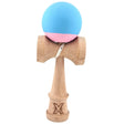 Kendamă profesională din lemn de fag, 18 cm, bicolor turcoaz-roz, vedere frontală completă cu bilă și sfoară