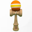 Kendama profesională din lemn de fag cu bilă cauciucată, culori portocaliu, galben și alb, 18×6×7 cm, vedere frontală