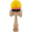 Kendama originală profesională din lemn Super Sticky, 18 cm, culorile galben, roz și negru, vedere frontală