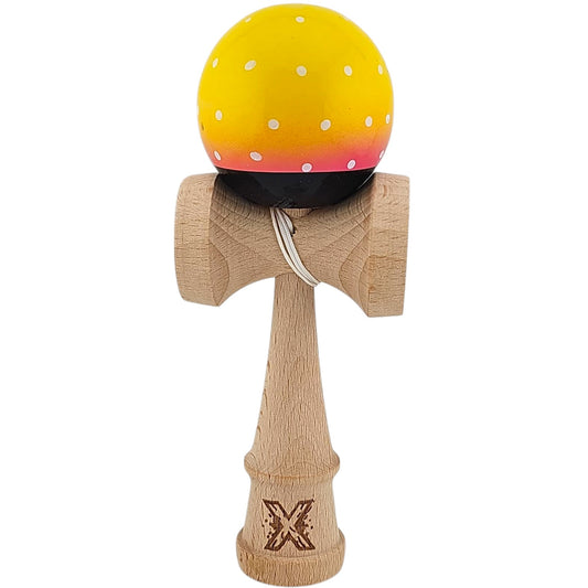 Kendama originală profesională din lemn Super Sticky, 18 cm, culorile galben, roz și negru, vedere frontală