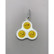 Jucărie senzorială Simple Dimple breloc triunghi 8 cm, multicolor alb, vedere frontală cu bulele pop vizibile