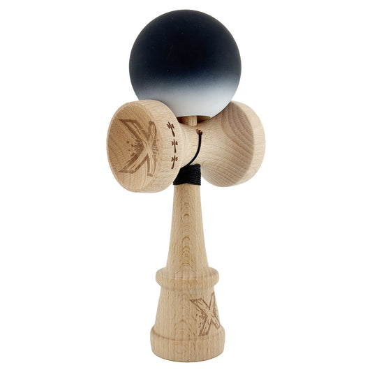 Kendama X Originala, Profesionala, Vivimall, Cupe Mari KING SIZE V3, Rubber Grip, Gaura in Baza, Rulment Metalic, din lemn 18 cm, Ata 55 cm, Gradient Negru/Alb - vivimall.ro