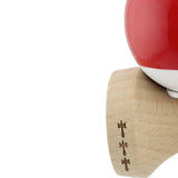 Detaliu finisaj Super Sticky kendama profesională, tranziție culori roșu și alb, vedere aproape