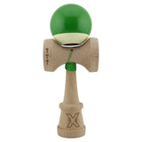 Detaliu cupă mare King Size V3 a kendamei profesionale verde/alb, diametru 4,8 cm, finisaj Super Sticky