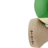 Detaliu cupă mică 4,5 cm și cupă inferioară 4 cm, kendamă profesională verde-alb