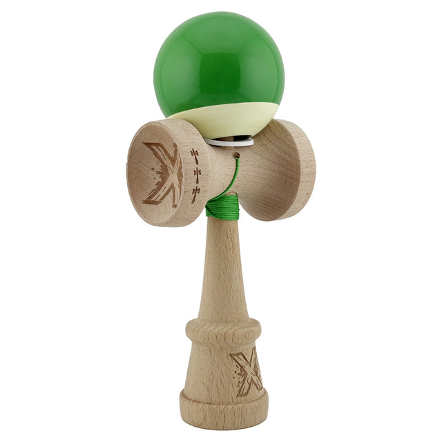Kendamă profesională verde și albă din lemn 18 cm, model King Size V3 Super Sticky, vedere frontală completă