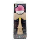 Kendama roz Super Sticky în mână, demonstrație trick echilibru, unghi lifestyle