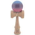 Kendama profesională din lemn Super Sticky 18 cm în culorile albastru deschis, mov și roz, vedere frontală