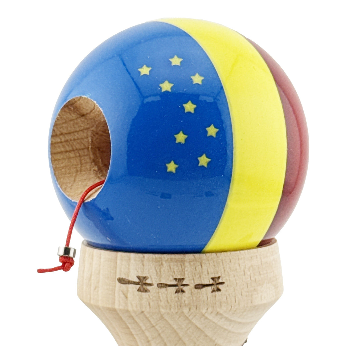 Kendamă profesională din lemn, vedere de sus cu toate cele trei cupe vizibile
