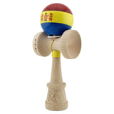 Kendama Tricolor Edition vedere laterală, corp din lemn natural 18 cm și ață colorată 55 cm