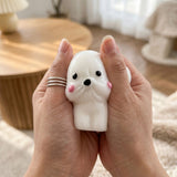 Jucărie squishy antistres Flippy 4,5 cm, culori alb și roz, vedere de sus, design minimalist
