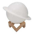 Lampa de veghe cu telecomanda in forma de Saturn 3D Saturn Light 16 culori, alimentare baterii, stand lemn inclus, 15 cm, Vivimall - vivimall.ro