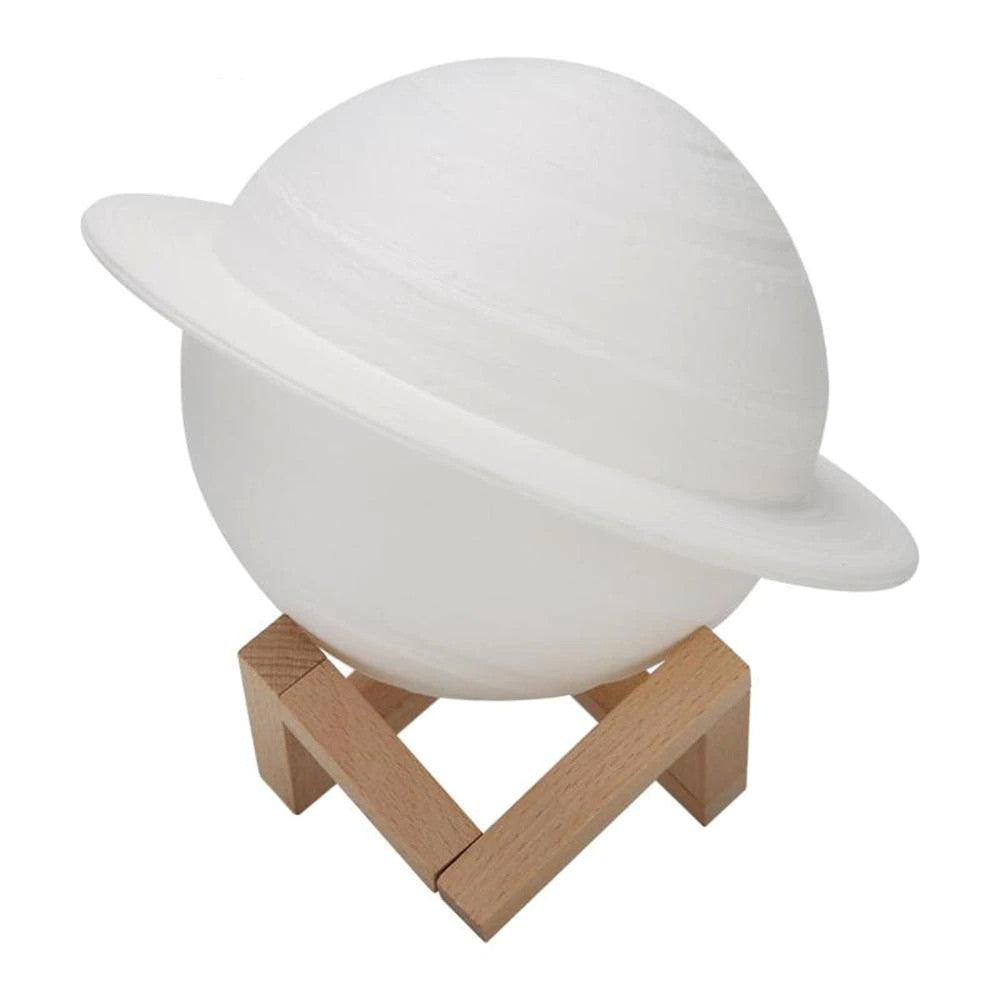Lampa de veghe cu telecomanda in forma de Saturn 3D Saturn Light 16 culori, alimentare baterii, stand lemn inclus, 15 cm, Vivimall - vivimall.ro