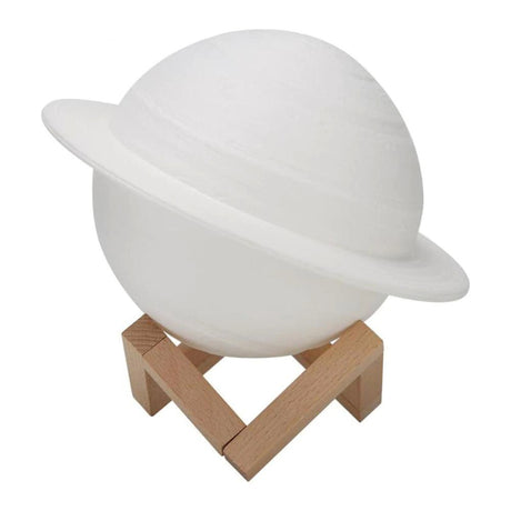 Lampa de veghe cu telecomanda in forma de Saturn 3D Saturn Light 16 culori, alimentare baterii, stand lemn inclus, 15 cm, Vivimall - vivimall.ro