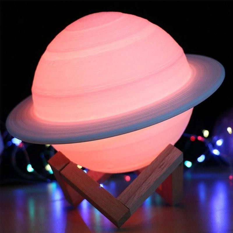 Éjszakai fény távirányítóval, Szaturnusz alakú 3D Szaturnusz fény 16 színben, elemes, fa állvánnyal, 15 cm