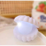 Lampa de Veghe, Flippy, Model Scoica cu Perla, Lumina Alb Rece, 10 x 8.5 cm, Led, Baterii Incluse 3 x LR44, Alb - vivimall.ro