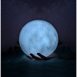 Lampa de veghe in forma de luna 3D Moon Light Alb Rece, alimentare baterii, stand plastic inclus, 8 cm, Vivimall - vivimall.ro