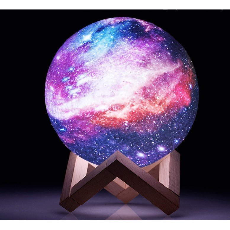 Lampa de veghe in forma de luna cu stele 3D Moon Light, alimentare baterii, stand din lemn inclus, 10 cm, Vivimall - vivimall.ro