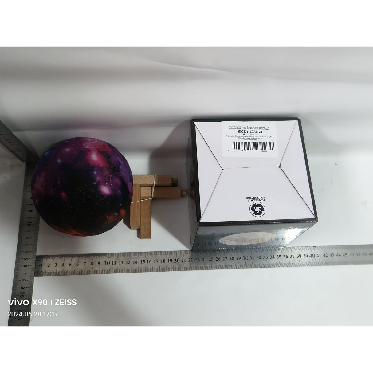 Hold alakú éjszakai fény csillagokkal 3D holdfény, elemes, fa állvánnyal, 14 cm