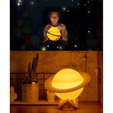 Lampa de Veghe, Vivimall, Model Planeta Saturn, 3D, Lumina Alb Cald, Suport din Plastic, cu Baterii, 13 cm, Alb - vivimall.ro