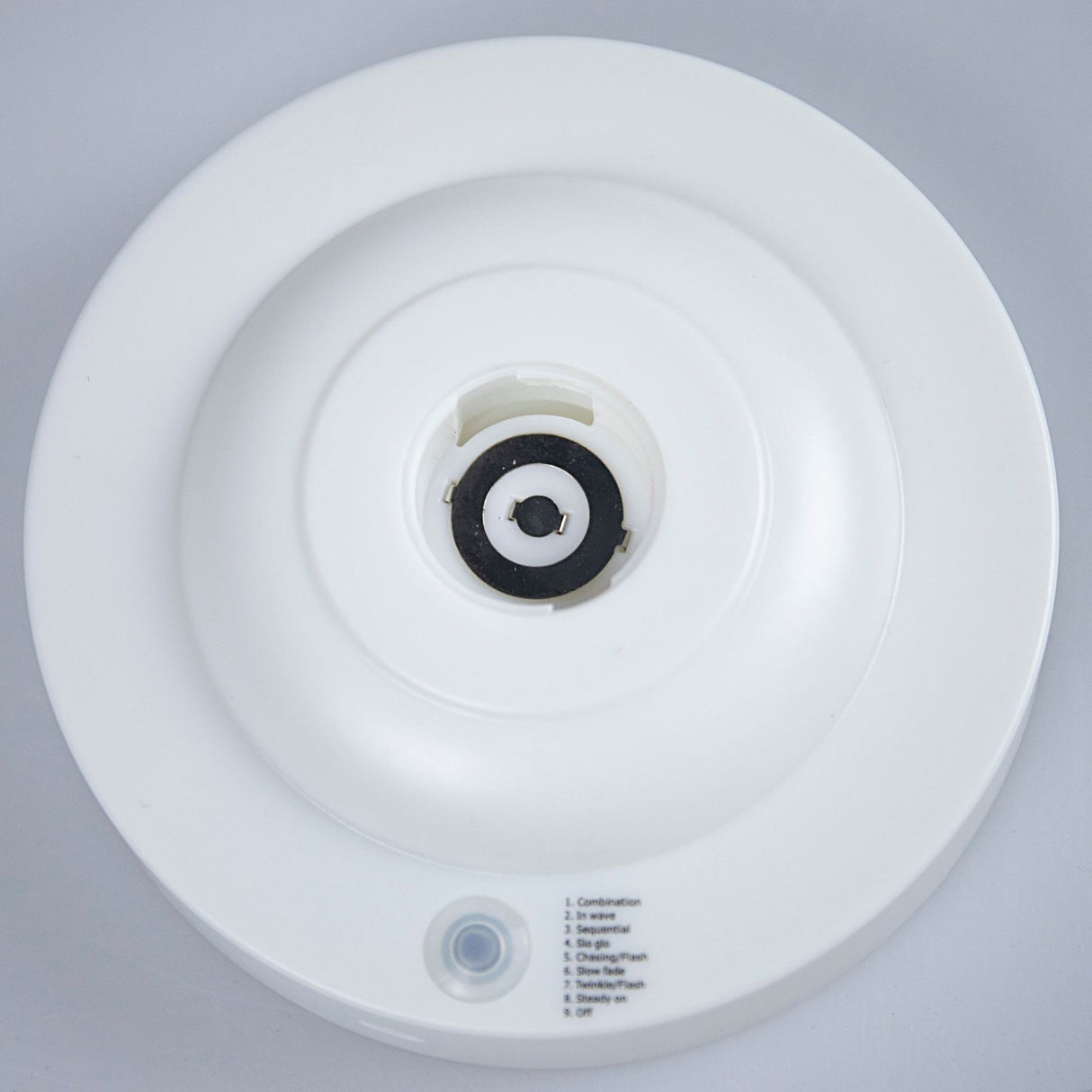 LED éjszakai fény elemekkel és USB-vel