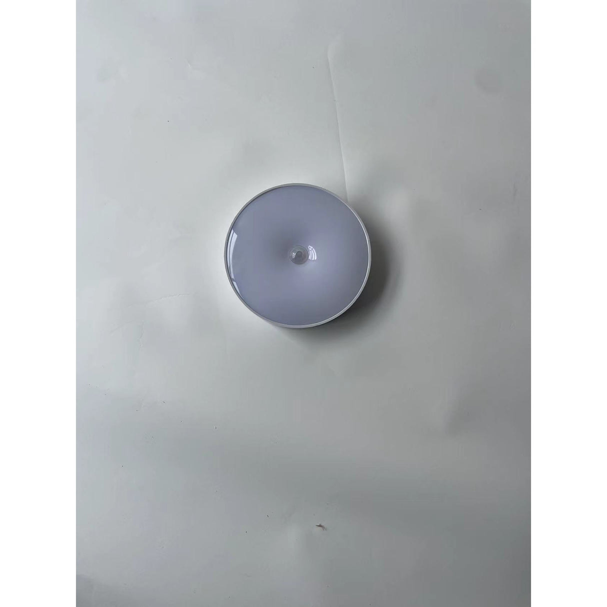 Lampa de Veghe LED, Vivimall, cu Senzor de Miscare, Doua Tipuri de Lumina Alb Rece, Incarcare USB, Intrerupator On/Off/Auto, 0.6W, 300mAh, Design Rotund, Alb, 8.5x2.3 cm - vivimall.ro