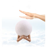 Lampa de veghe luna 3D Moon Light, lumina multicolora cu LED, 7 culori, schimbare culoare prin atingere, alimentare baterii, fara acumulator, stand din plastic inclus, 18 cm, Vivimall - vivimall.ro