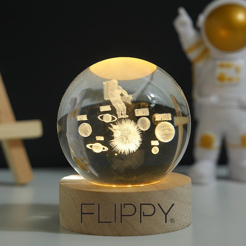 Dekoratív LED lámpa, 6 cm átmérőjű kristálygömbbel, USB tápellátás, fa állvány, világítás