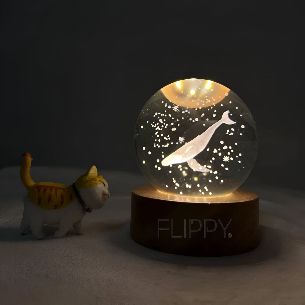 Dekoratív LED lámpa, 6 cm átmérőjű kristálygömbbel, USB tápellátás, fa állvány, világítás