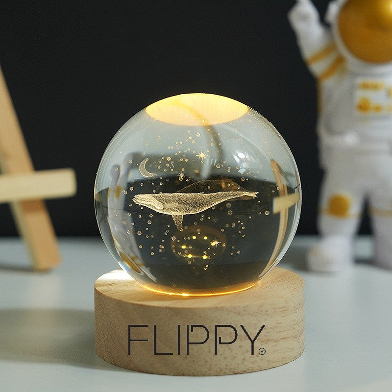 Dekoratív LED lámpa, 6 cm átmérőjű kristálygömbbel, USB tápellátás, fa állvány, világítás