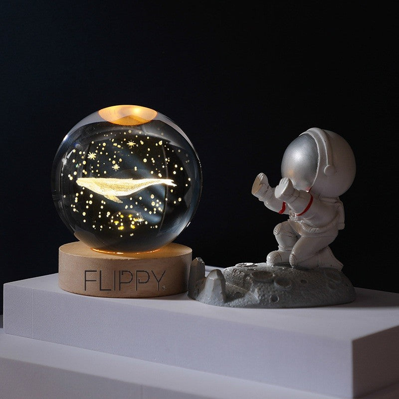 Dekoratív LED lámpa, 6 cm átmérőjű kristálygömbbel, USB tápellátás, fa állvány, világítás