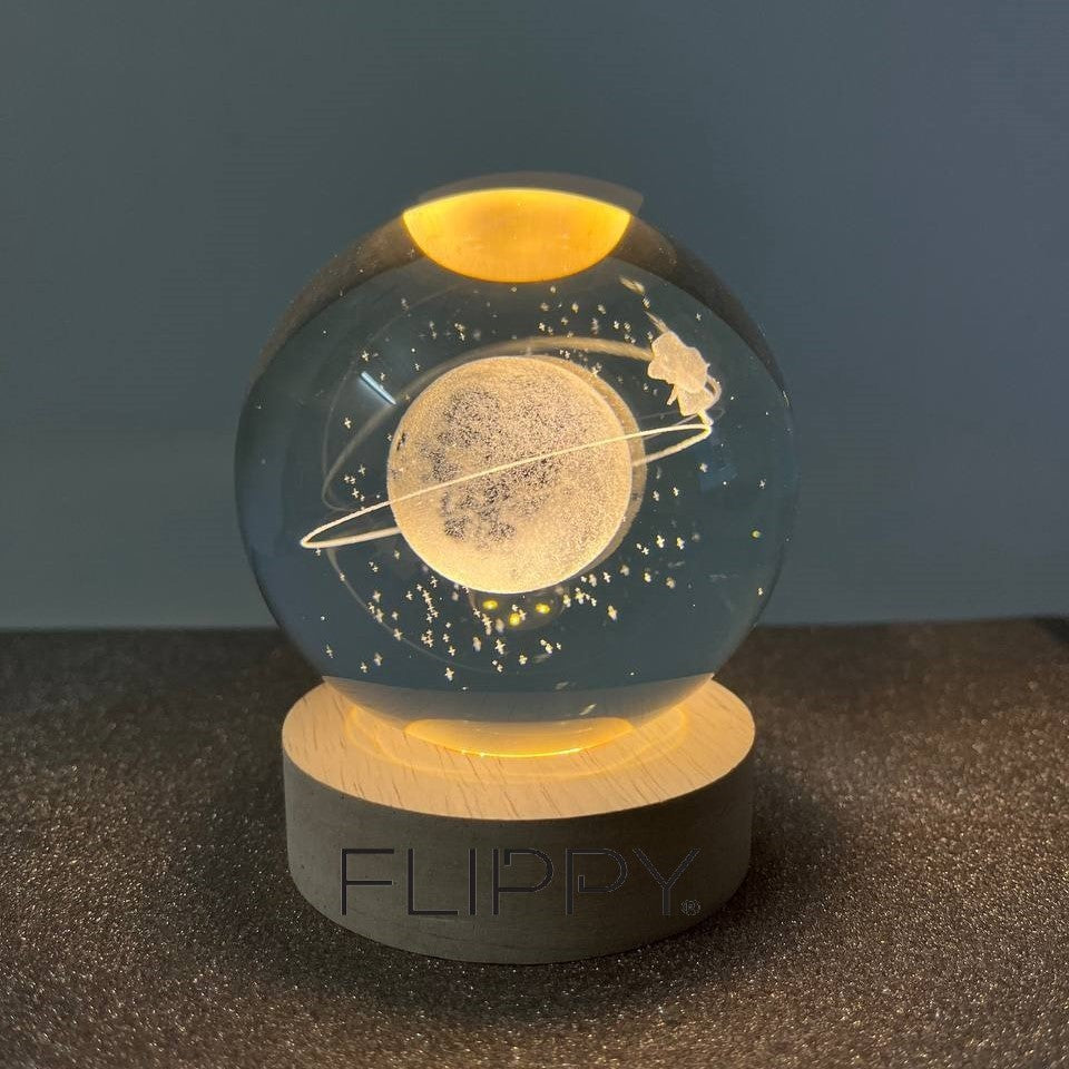 Dekoratív LED lámpa, 6 cm átmérőjű kristálygömbbel, USB tápellátás, fa állvány, világítás