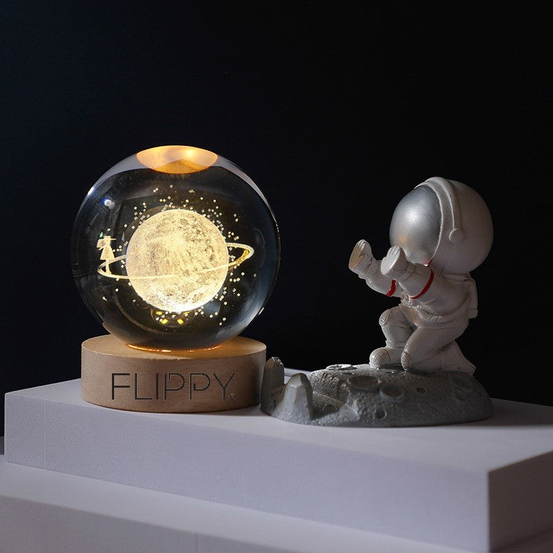 Dekoratív LED lámpa, 6 cm átmérőjű kristálygömbbel, USB tápellátás, fa állvány, világítás