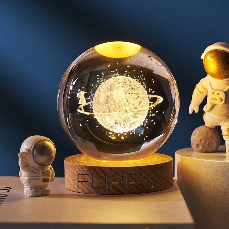 Dekoratív LED lámpa, 6 cm átmérőjű kristálygömbbel, USB tápellátás, fa állvány, világítás