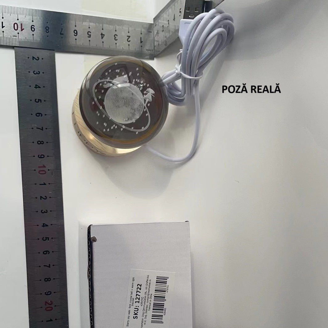 Dekoratív LED lámpa, 6 cm átmérőjű kristálygömbbel, USB tápellátás, fa állvány, világítás