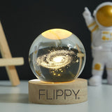 Dekoratív LED lámpa, 6 cm átmérőjű kristálygömbbel, USB tápellátás, fa állvány, világítás