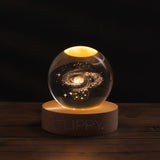 Dekoratív LED lámpa, 6 cm átmérőjű kristálygömbbel, USB tápellátás, fa állvány, világítás