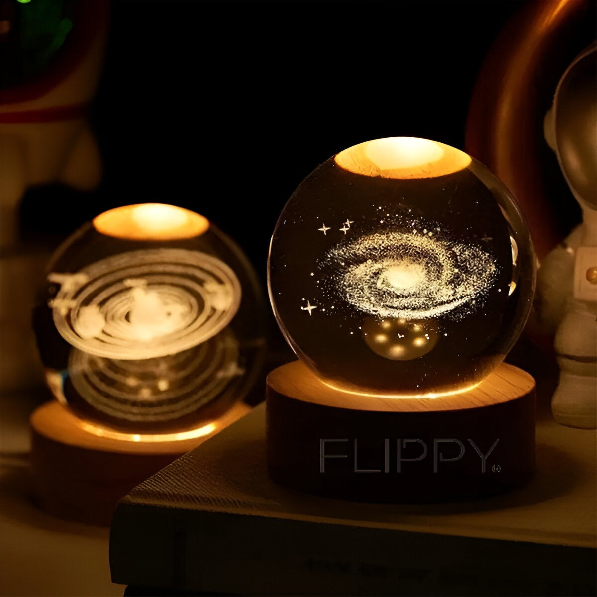 Dekoratív LED lámpa, 6 cm átmérőjű kristálygömbbel, USB tápellátás, fa állvány, világítás