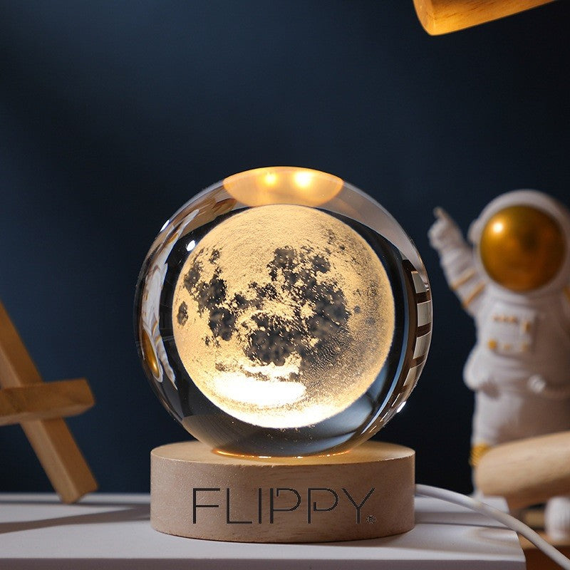Dekoratív LED lámpa, 6 cm átmérőjű kristálygömbbel, USB tápellátás, fa állvány, világítás