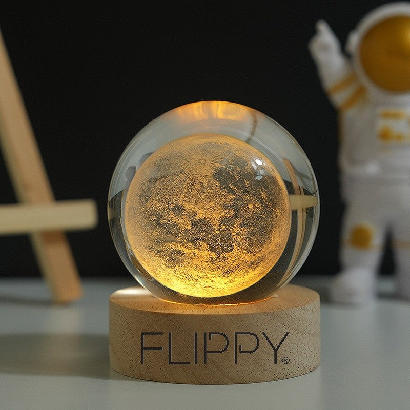 Dekoratív LED lámpa, 6 cm átmérőjű kristálygömbbel, USB tápellátás, fa állvány, világítás