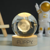 Dekoratív LED lámpa, 6 cm átmérőjű kristálygömbbel, USB tápellátás, fa állvány, világítás